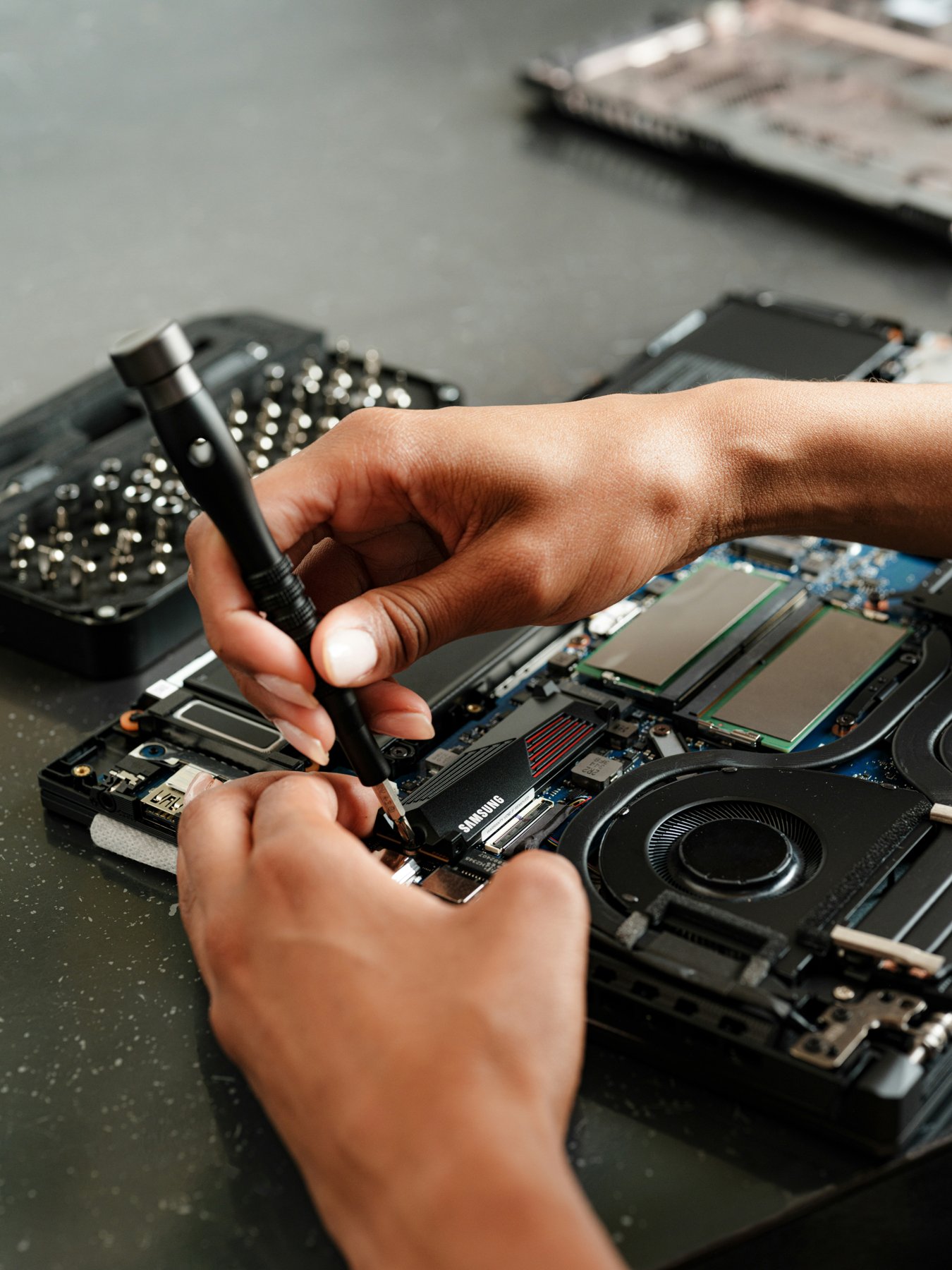 Unas manos reparando un portátil